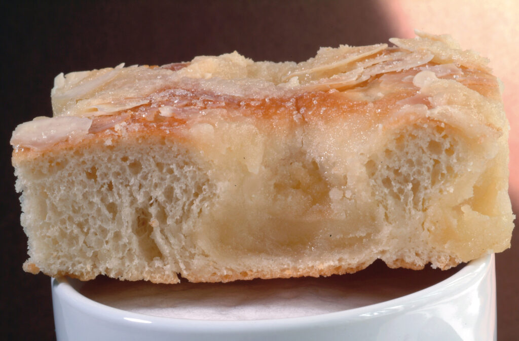 Marzipankuchen –Marzipan­butterkuchen aus zartem Hefeteig - Lubeca