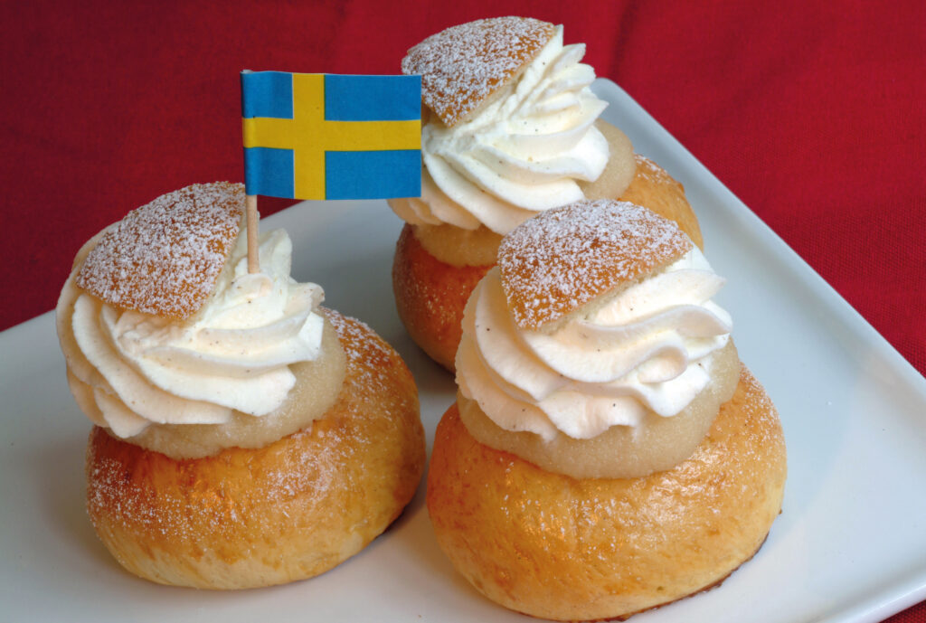 Semlor –Schwedisches Hefegebäck mit Marzipanfüllung und Sahne - Lubeca Semlor –Schwedisches Hefegebäck mit Marzipanfüllung und Sahne - Lubeca